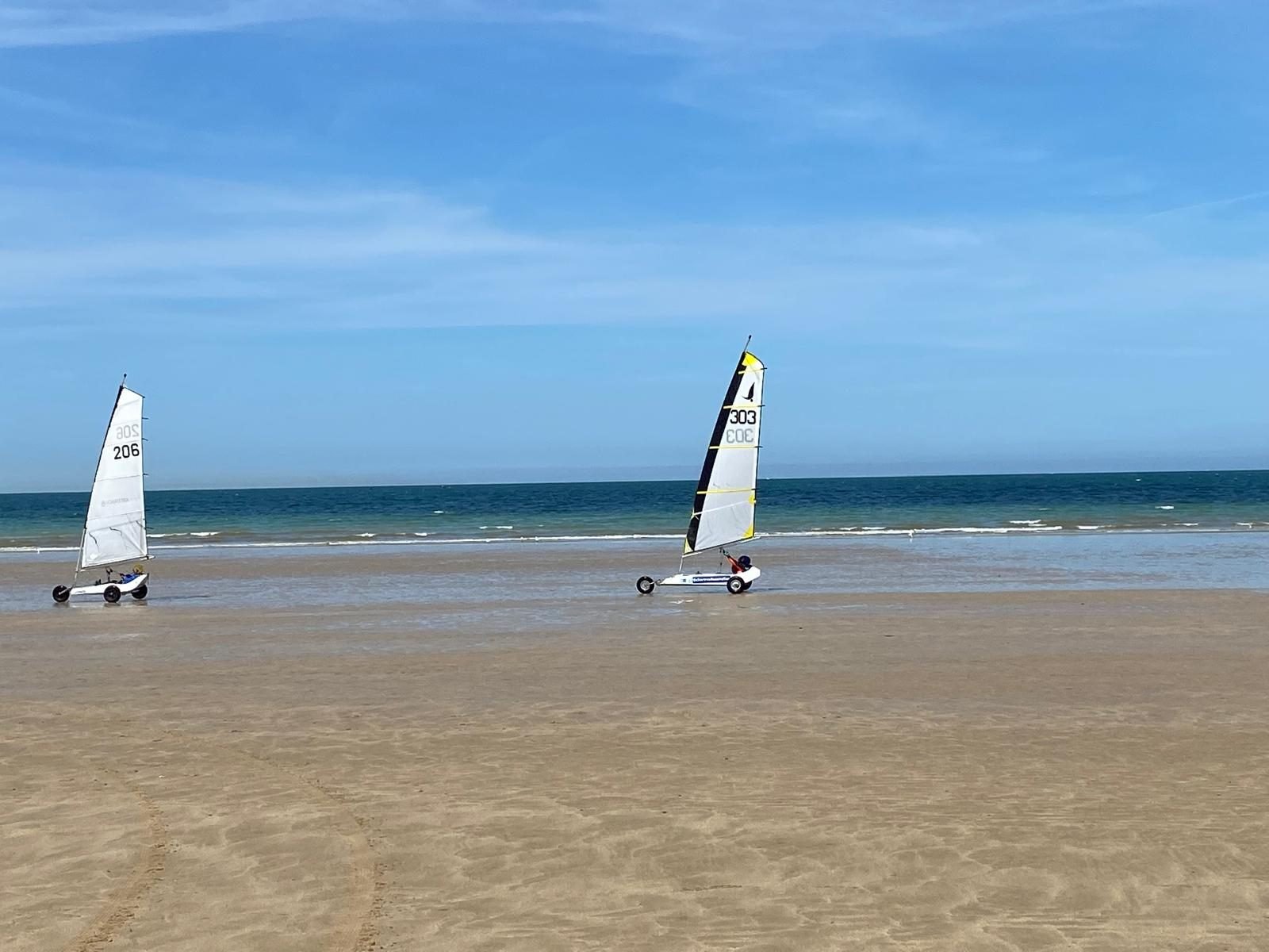 Deux chars en piste devant Gold Beach