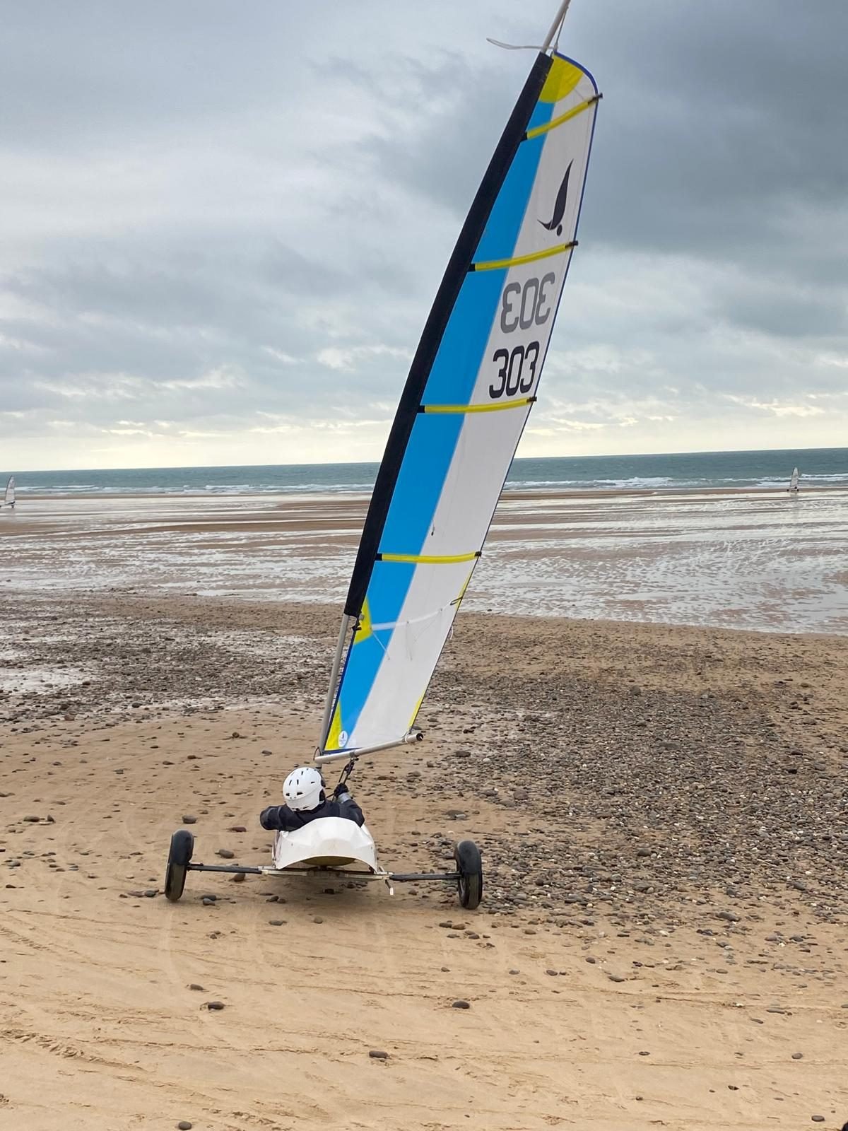 Prêt à partir, face au vent de mer